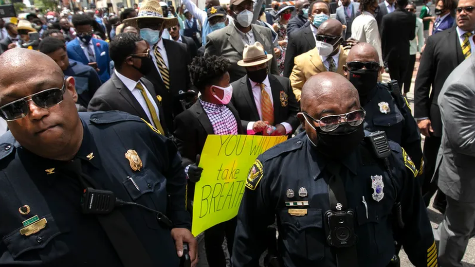 Chief Eliot Isaac (ar y chwith) yn ystod protestiadau Cincinnati