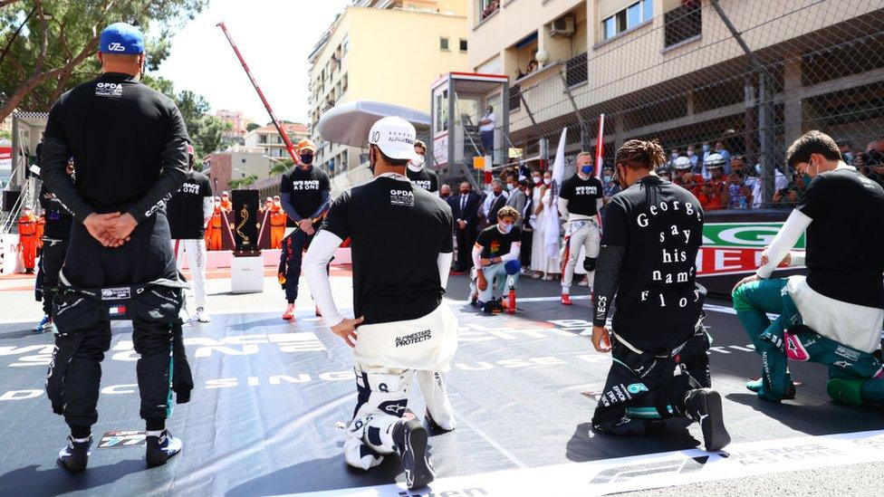 lewis-hamilton-and-team-kneeling.