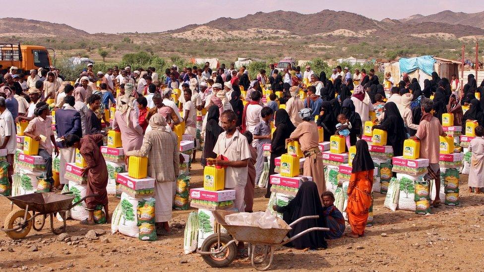 Displaced Yemenis receive food aid in Hajjah province (20 October 2018)