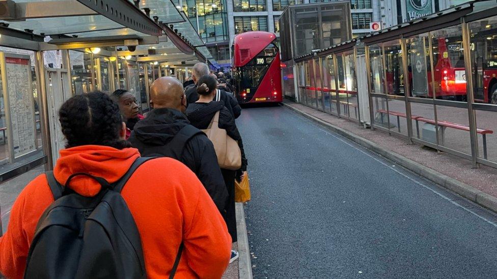 Victoria bus queue