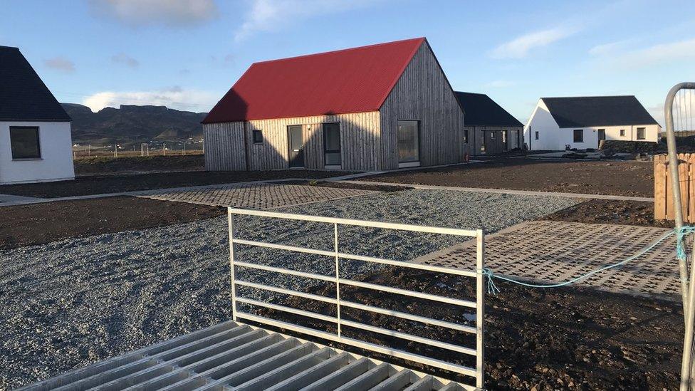 Taighean ùra ann an Stafainn