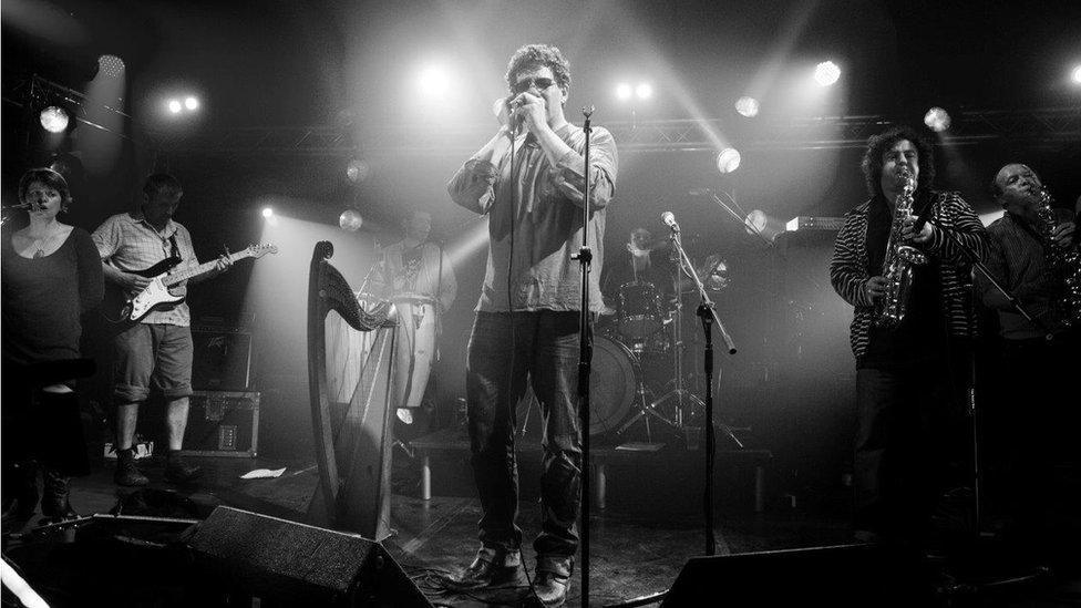 Edwin Humphreys ar y llwyfan gyda Bob Delyn a'r Ebillion