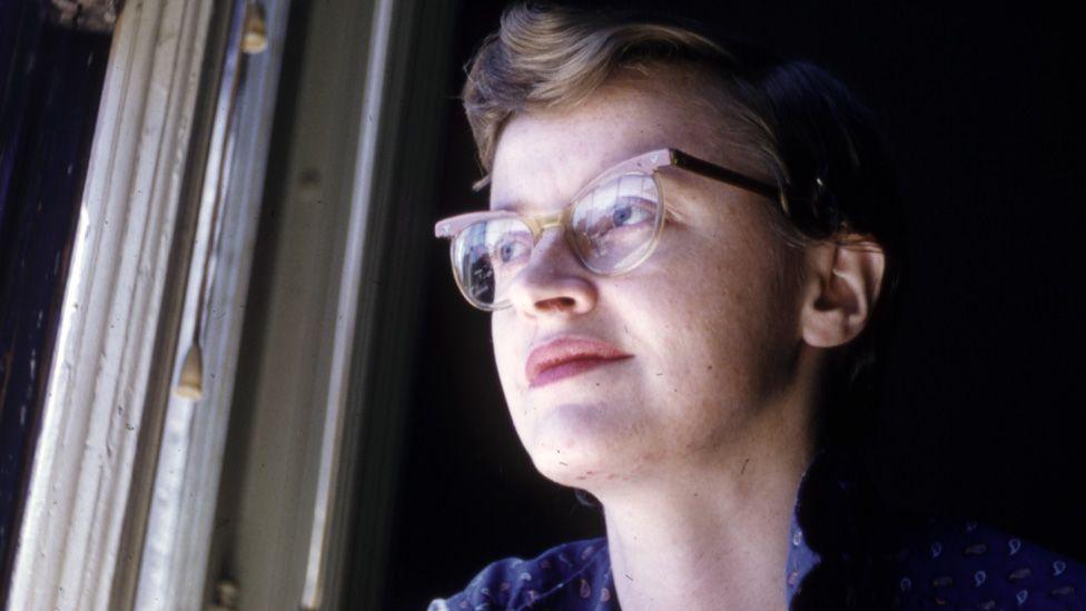 Connie Converse looking pensively out of a window in 1958