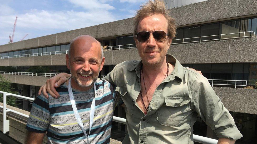 Garry Owen a Rhys Ifans