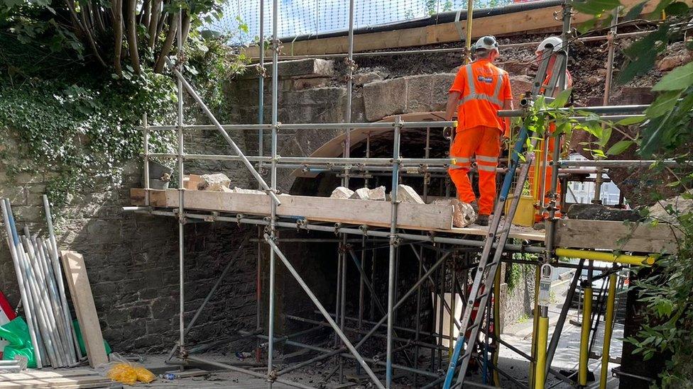 Engineers fix bridge