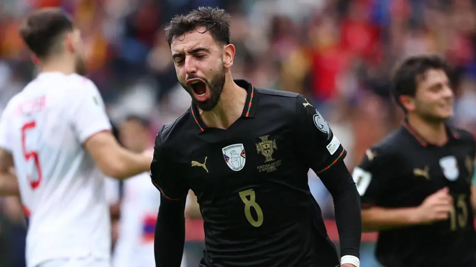 Bruno Fernandes y Joao Neves anotaron sendos tripletes y Portugal aseguró su plaza en el Mundial de 2026 de forma contundente al aplastar a Armenia. Bruno Fernandes y Joao Neves anotaron sendos tripletes y Portugal aseguró su plaza en el Mundial de 2026 de forma contundente al aplastar a Armenia.