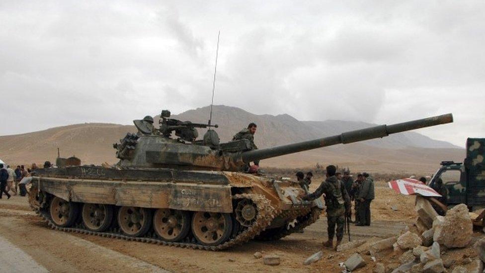 Syrian fighters take position as they advance to retake the ancient city of Palmyra (02 March 2017)