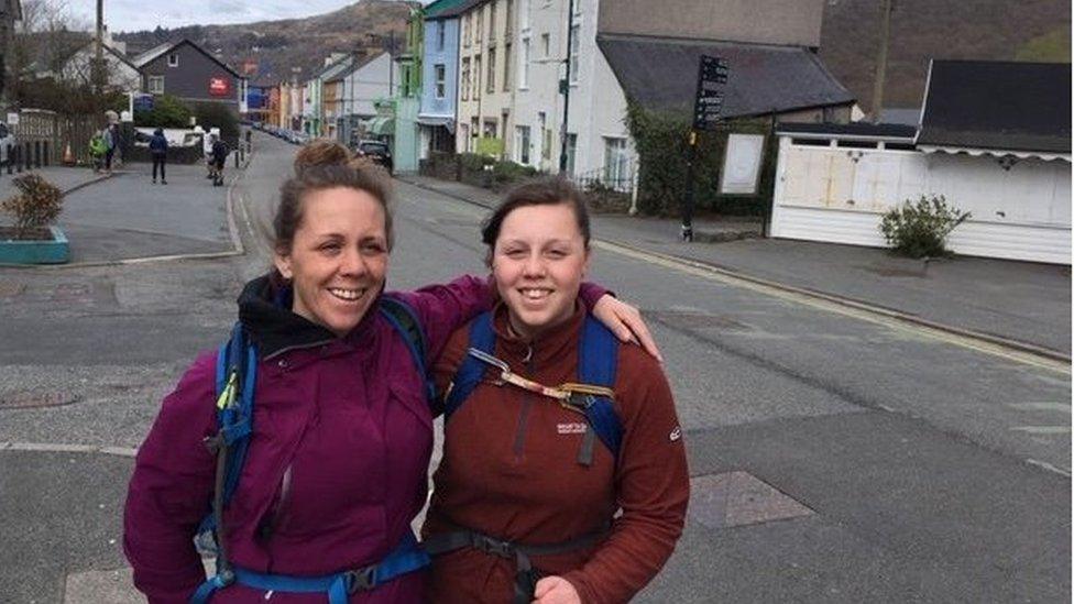 Carla Imbrenda a'i merch Gabriella yn Llanberis