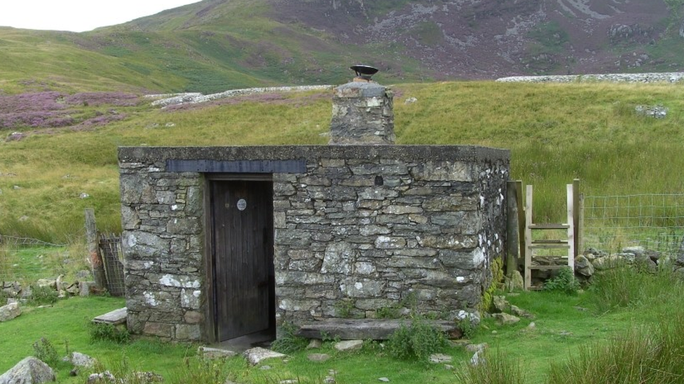 Hoff bothy Gareth yw'r un ar droed Arenig Fawr. Mae llyn Arenig Fawr gerllaw a'r daith i'r copa yn cymryd rhyw 2.5 awr o lyn Celyn