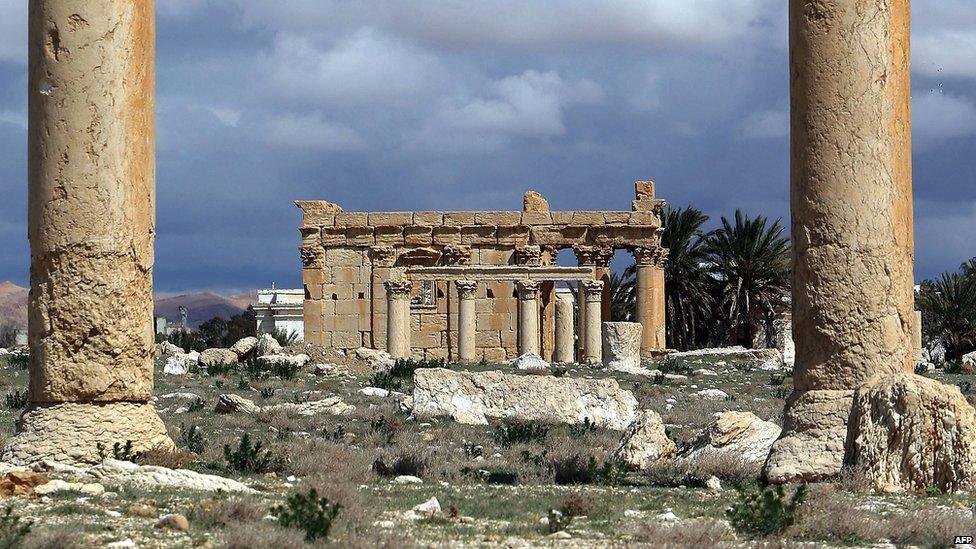 Temple of Baal Shamin seen through two Corinthian columns in March 2014