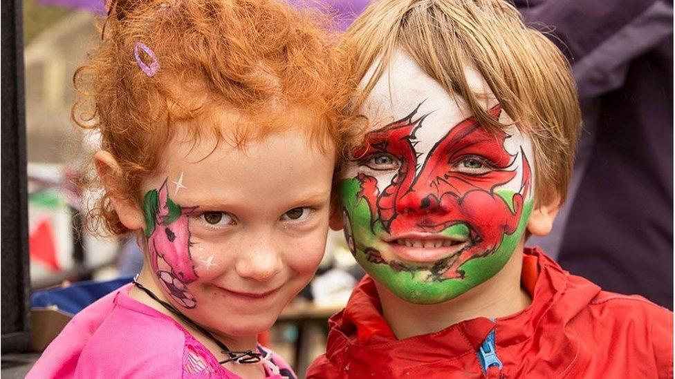 Pwy sy' tu ôl i'r wynebau lliwgar yma?