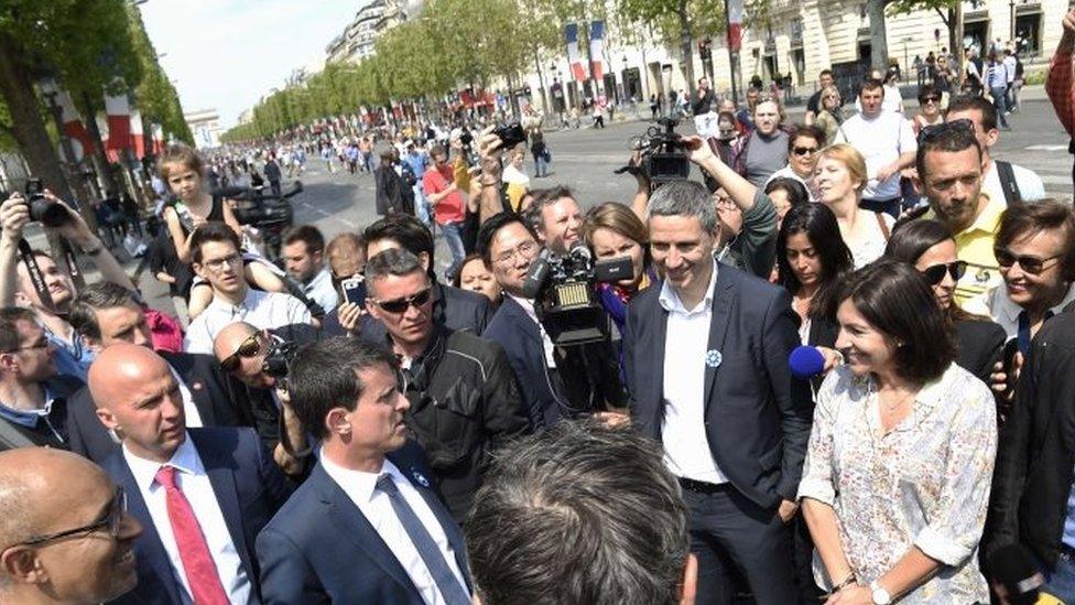 French Prime Minister Manuel Valls (left) speaks with Paris mayor Anne Hidalgo (right) on the avenue des Champs-Elysees (08 May 2016)