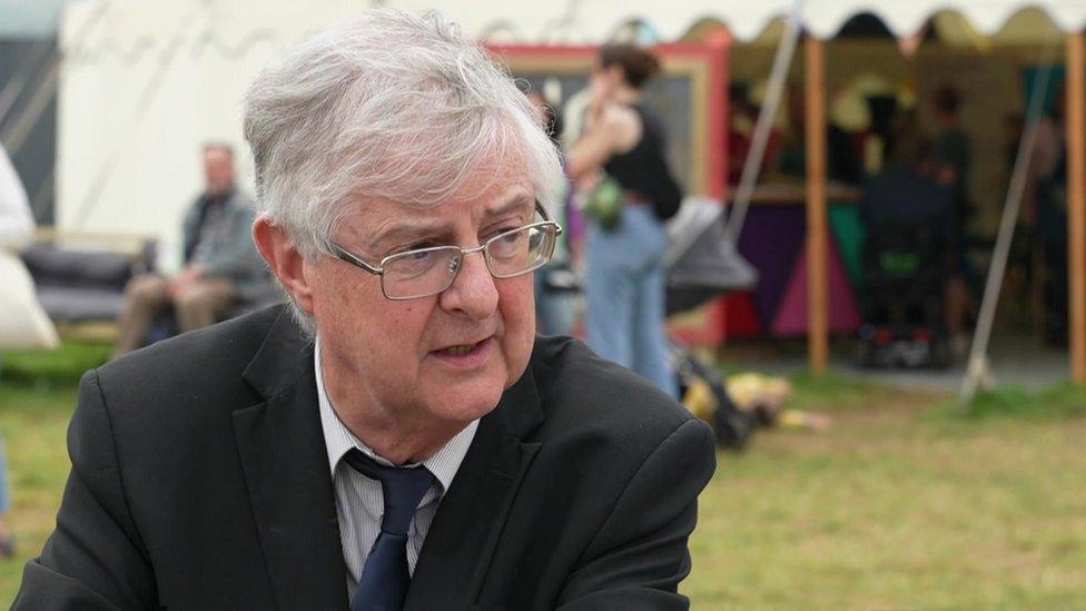 Mark Drakeford ar faes yr Eisteddfod ym Moduan