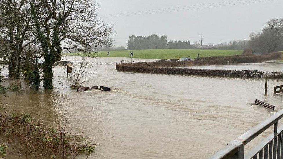 Mae Afon Elai wedi gorlifo yn Llanbedr-y-fro ddydd Iau