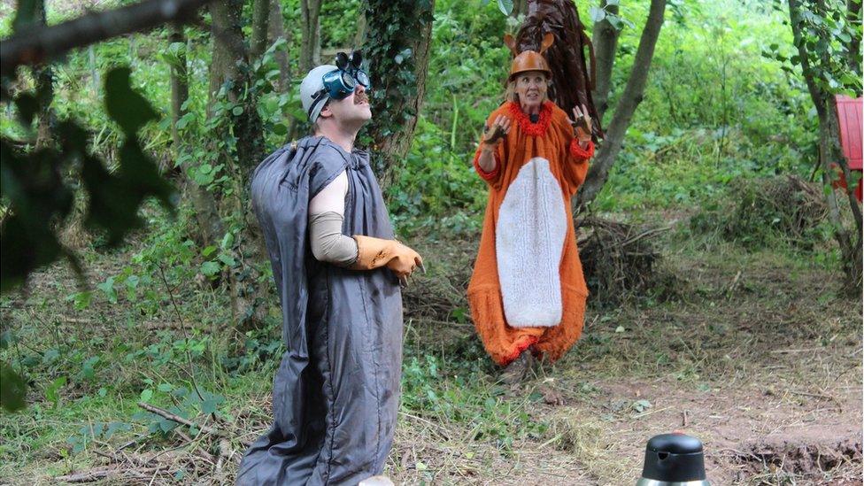 Tybed pa greaduriaid sy'n cuddio yn y Llannerch Gudd heddiw? Golygfa o gynhyrchiad Theatr Bara Caws, 'Ga'i Fod' // Theatr Bara Caws put on an open air performance