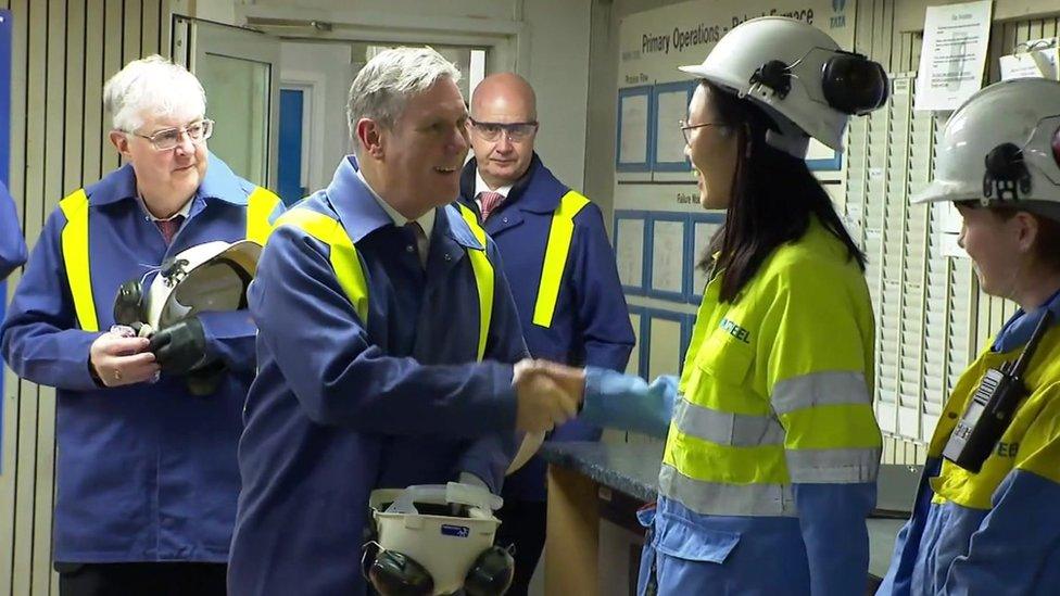 Mark Drakeford a Syr Keir Starmer yn cwrdd a gweithwyr Tata