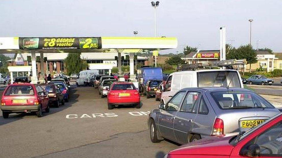 Cars queuing for petrol during the fuel shortages of 2000