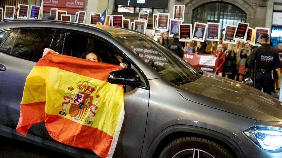 Catalan independentists and militants from the Spanish far-right clash in front of the central police station of the Spanish police in Barcelona, on Via Laietana.