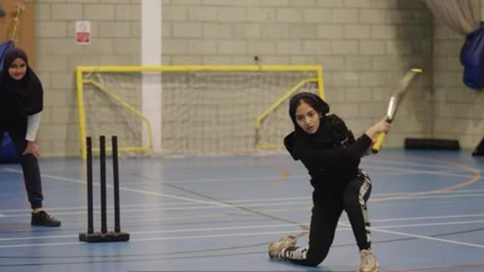 Samreen playing cricket