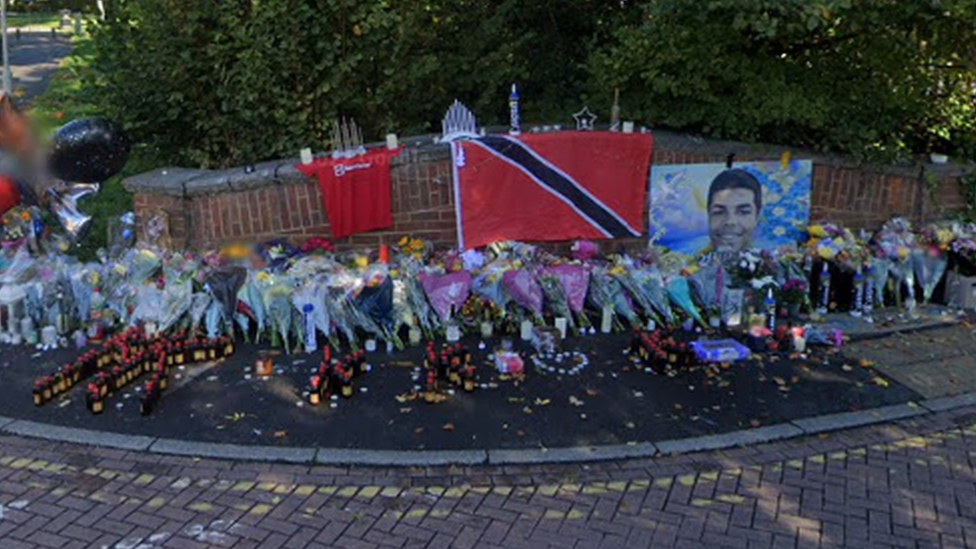 Tributes in Earls Lane