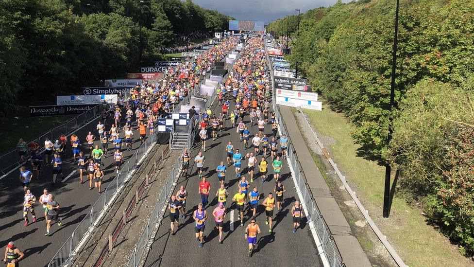 Thousands of runners make their way along the opening few hundred metres