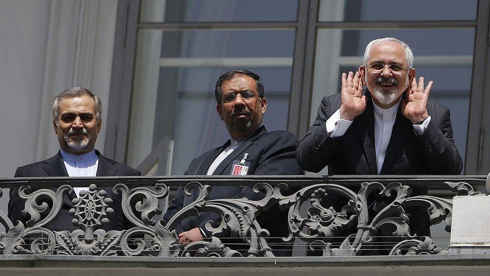 Iranian Foreign Minister Mohammad Javad Zarif gestures to journalists in Vienna (10 July 2015)