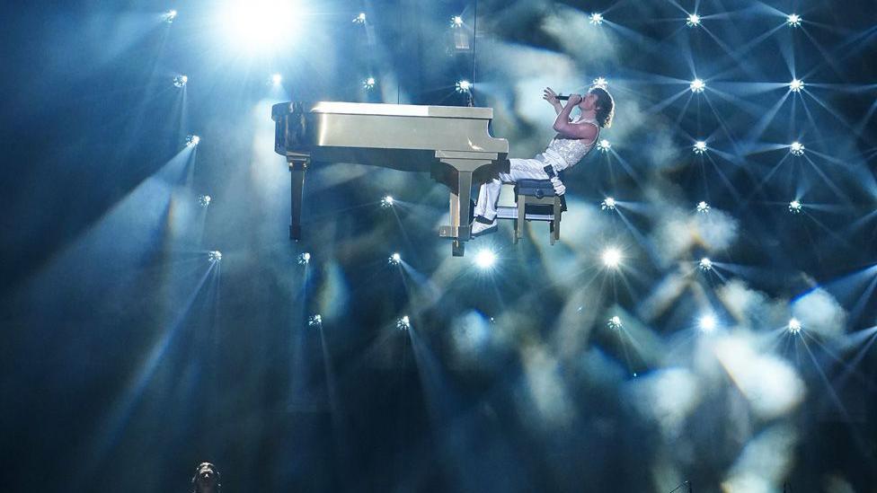 Benson Boone and his piano suspended in mid-air above the audiences' heads