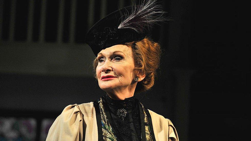 Sian Phillips yn chwarae rhan Lady Bracknell yn The Importance Of Being Earnest