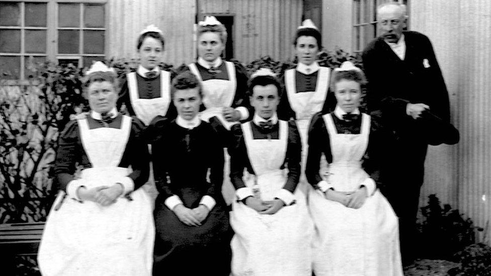 Matron Catherine Parry and colleagues with Dr Llewellyn Cox about 1900