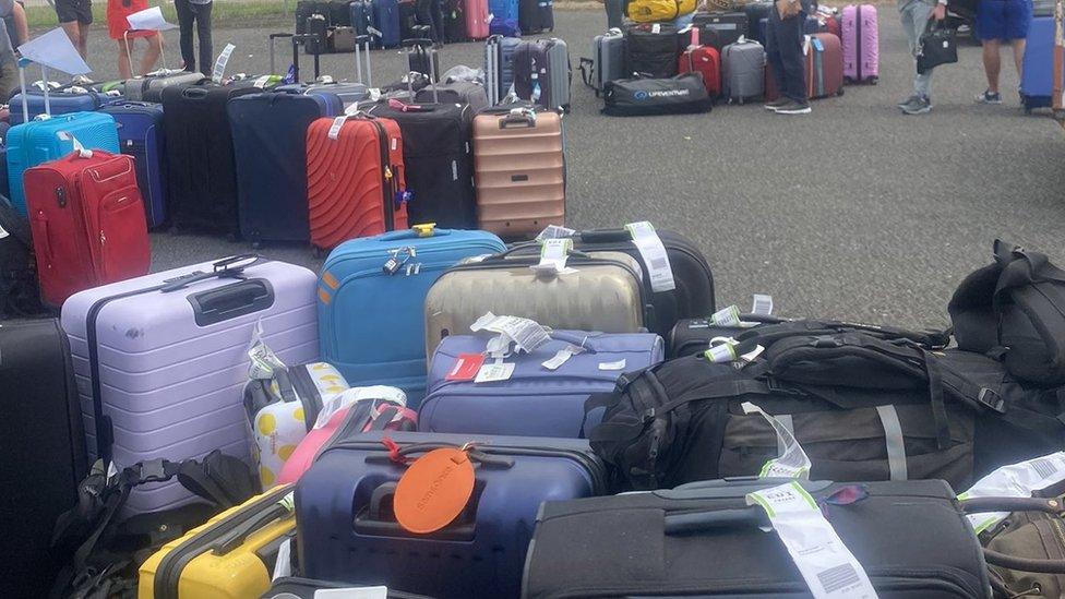 Edinburgh Airport passengers wait hours in heat to collect luggage BBC News