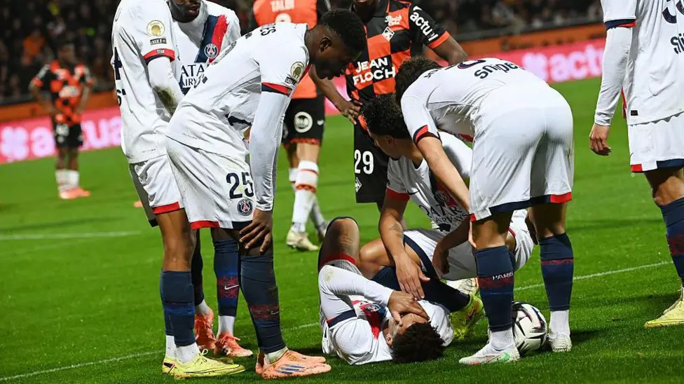 Doue, con muletas tras ser retirado en camilla en el empate del PSG