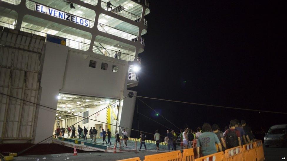 Syrian refugees begin boarding the Greek ship - 16 August