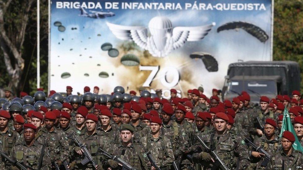 Members of the Brazilian Army's paratroopers, which will be part of the security forces deployed during the 2016 Rio Olympics, take part in an official ceremony of presentation in Rio de Janeiro (08/07/2016).