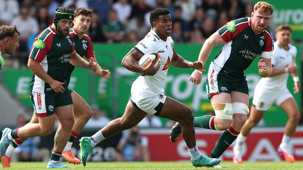  Immanuel Feyi-Waboso runs with the ball against Leicester