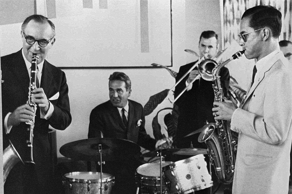 Thailand's King Bhumibol Adulyadej (far right) plays the saxophone during a jam session with legendary jazz clarinetist Benny Goodman (far left) and his band in New York on 5 July 1960.