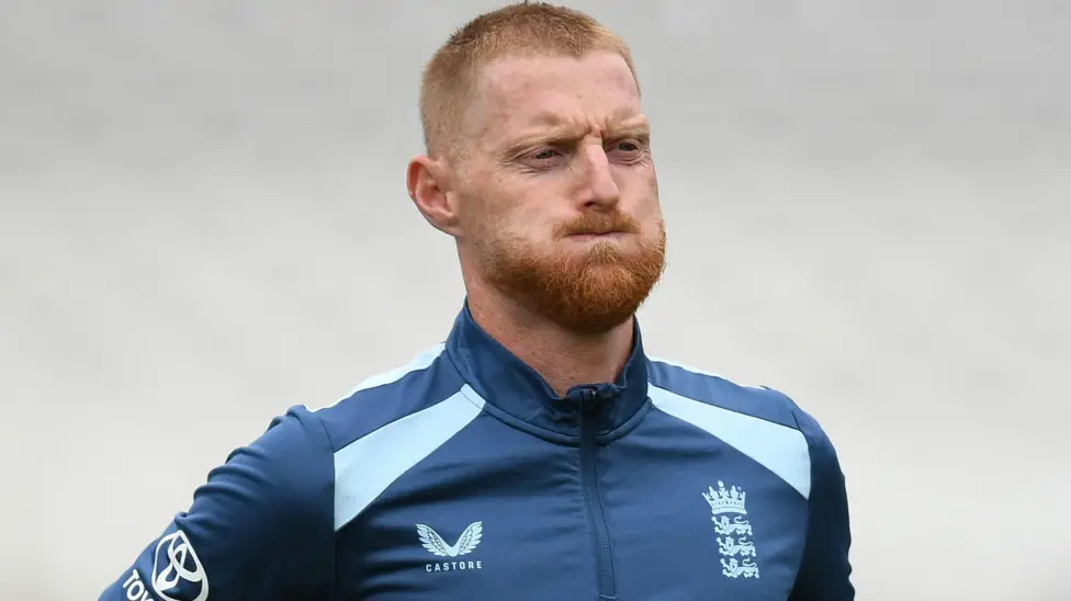 Lord Botham critica a Stokes por incumplir el toque de queda.