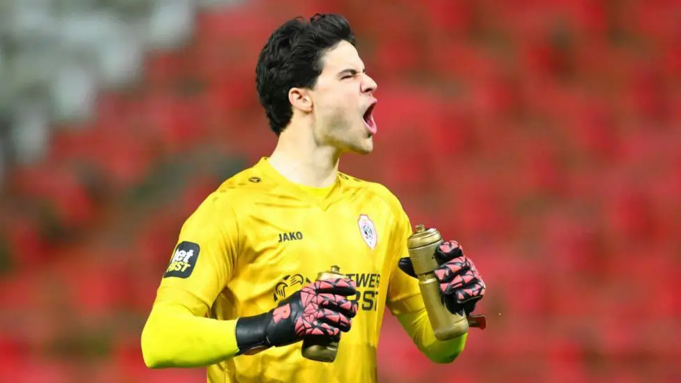 Former Man Utd defender says being the club's number one requires "rhino skin" like De Gea's 