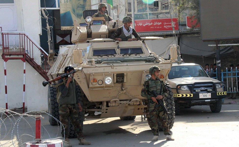 Afghan troops and an armoured vehicle in Kunduz (28 Sept 2015)