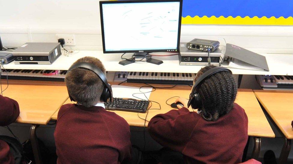 Schoolchildren in front of a computer