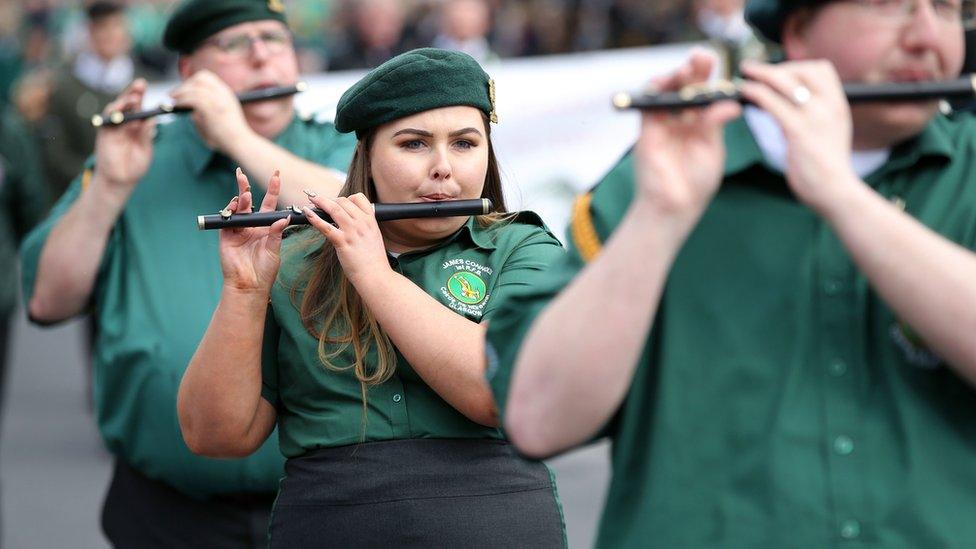 men and women play the flute