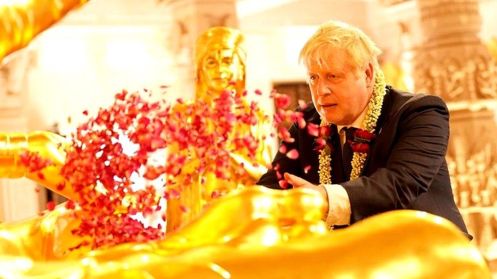 Boris Johnson at a shrine in Ahmedabad