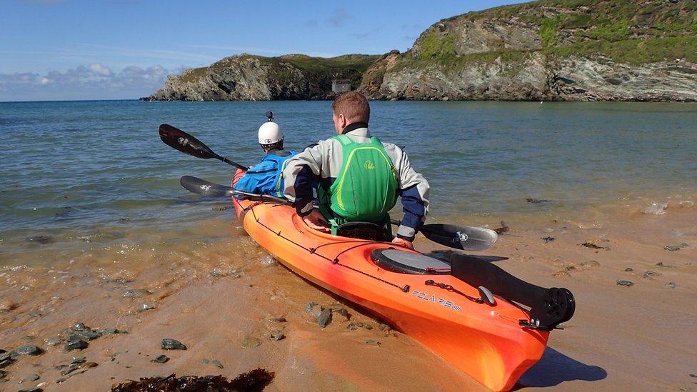 the pair set off the shore to kayak in the sea