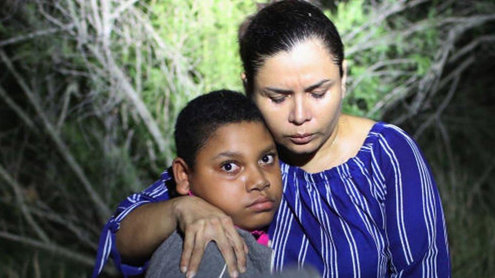 A Honduran mother and son caught in flashlights near the border