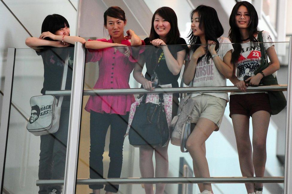 Teenagers gather to watch the arrival of the US envoy for the six-party talks over North Korea's nuclear policy, Stephen Bosworth in Beijing on 7 May 2009