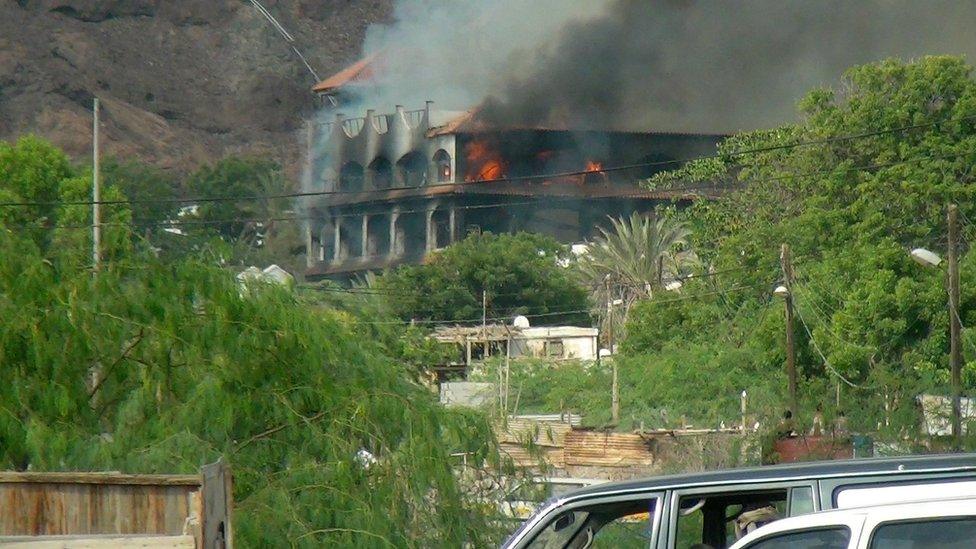 Flames and smoke rise from the Sheikh bin Farid palace, used by UAE forces, in Aden, Yemen (6 October 2015)