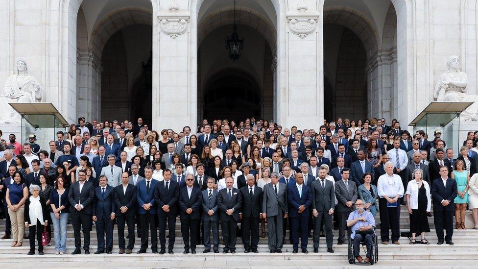 Members of the Portuguese government and members of Parliament pay a minute of silence in honour of the victims of the forest fires that broke out on 17 June in central Portugal, during a commemorative event at the Parliament in Lisbon, 21 June 2017