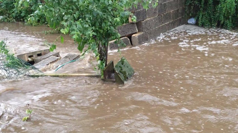 flood-water-leyburn.