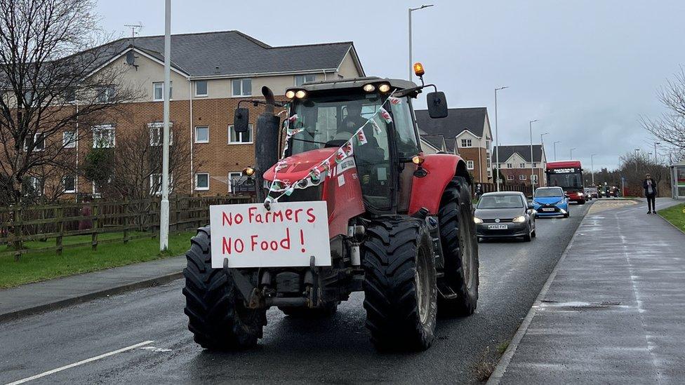 Ffermwyr yn protestio