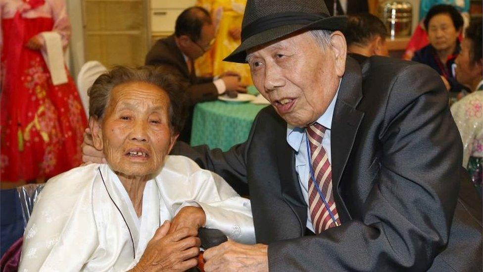 South Korean Jeon Gyu-Myeong (R), 86, talks with his North Korean wife Han Eum-Jeon (L), 87, during a family reunion event (24 October 2015)