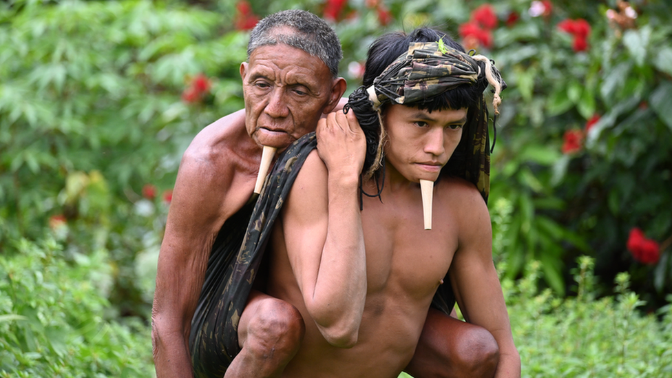 Tawy Zo'e carrying his father